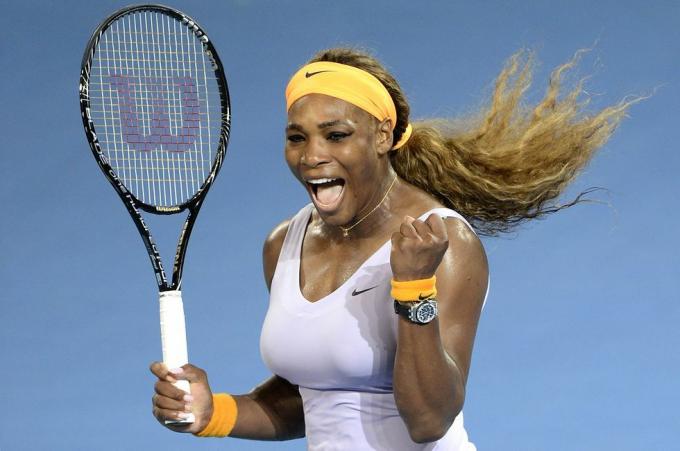 Brisbenas, Australija Sausio 04 d. Serena Williams iš JAV švenčia pergalę po pergalės finale prieš Viktoriją Azarenka iš Baltarusijos 2014 m. Brisbeno tarptautinio turnyro septintą dieną Kvinslando teniso centre 2014 m. sausio 4 d. Brisbene, Australijoje nuotr. bradley kanarisgetty vaizdai