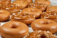 Krispy Kreme har 2 karamellsmakade munkar från och med idag