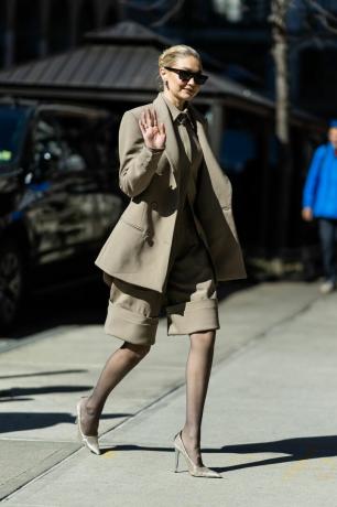 new york, new york 27. februar gigi hadid er sett i noho 27. februar 2023 i new york city foto av gothamgc images