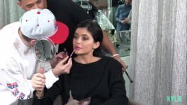 Kylie Jenner's Guy Friends prøver å sminke henne, og resultatene er morsomme