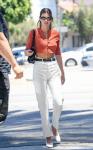 Kendall Jenner combineerde een cropped vest met een zomerse schoenentrend