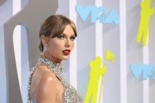 Taylor Swift na gali MTV VMA 2022 w kryształowej mini sukience