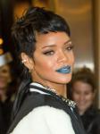 Rihanna scuote le labbra blu