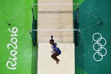 Simone Bilesová získává zlatou olympijskou medaili ve finále vícebojů v gymnastice