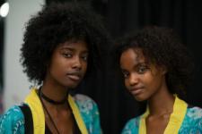 Modellen droegen Snapchat-filters tijdens New York Fashion Week