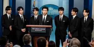 kpop group bts slutter seg til pressesekretær i Det hvite hus, jeanpierre, på daglig orientering
