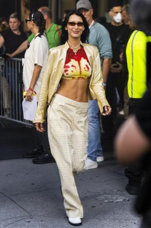 нью-йорк, нью-йорк 12 вересня Белла Хадід відвідує світовий показ моди під час нью-йоркської моди Тиждень шоу в м'ясопереробному районі 12 вересня 2022 року в Нью-Йорку, фото gothamgc зображення